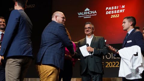 Pour Frédéric Bau (au centre), « Cette reconnaissance n’est que la continuité d’un engagement pris il y a maintenant 100 ans par Valrhona : accompagner et soutenir la profession ». 